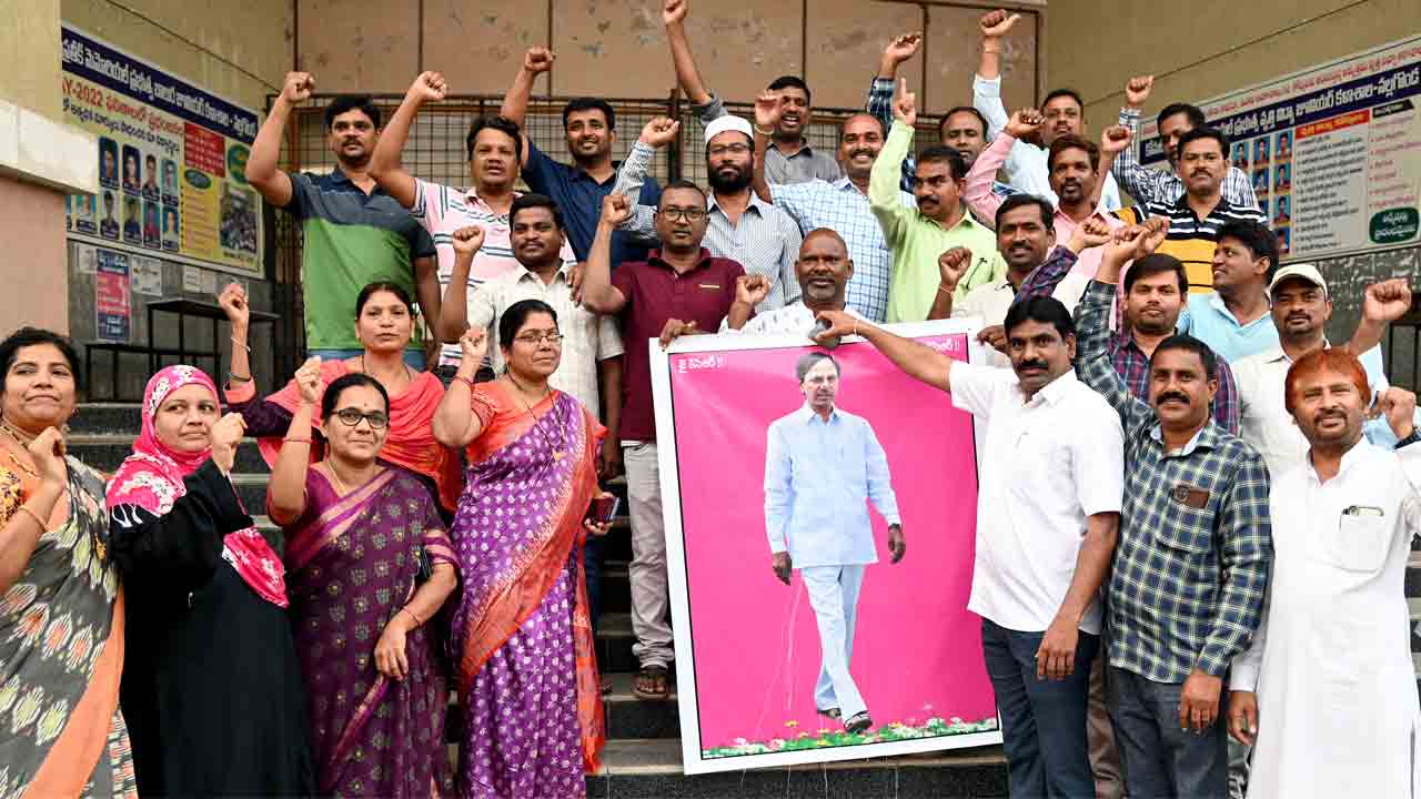 కాంట్రాక్టు అధ్యాపకుల ఆనందహేల