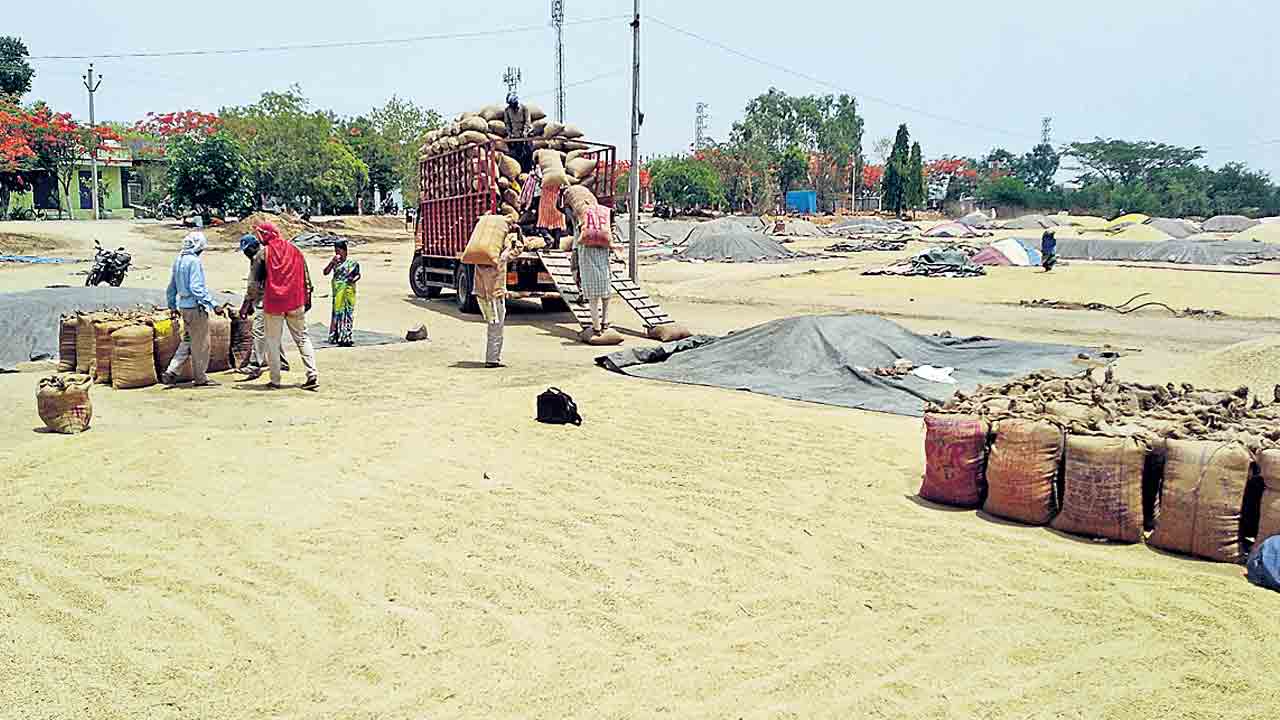 కొనుగోళ్ల కోలాహ‌లం