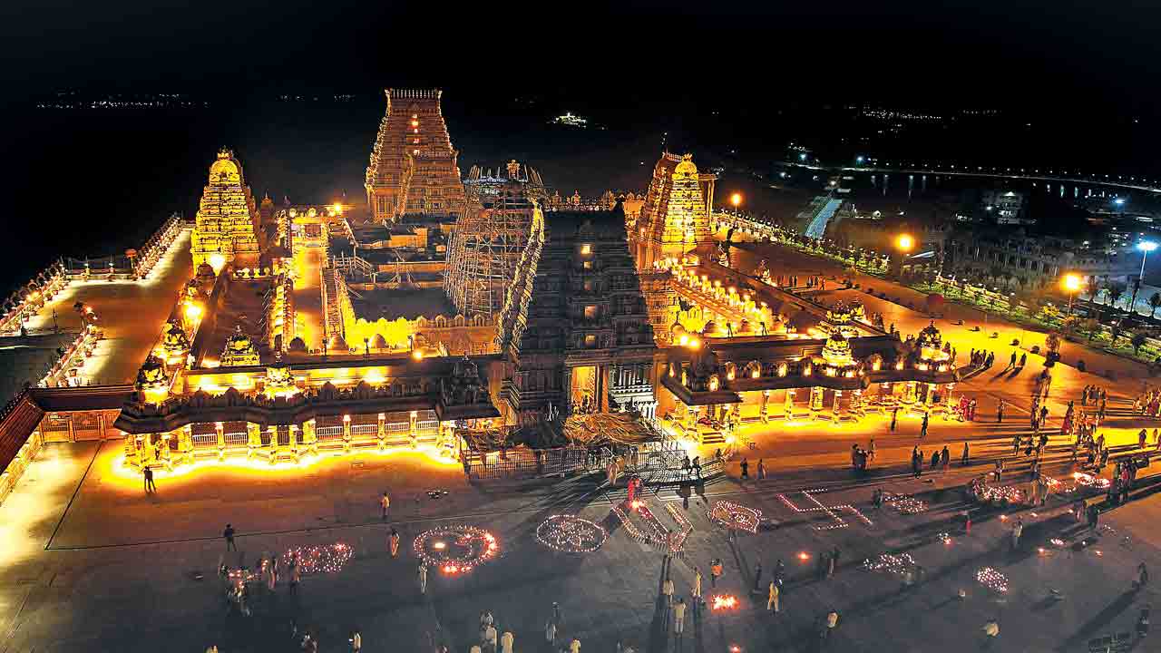 Telangana |  వెల్లివిరిస్తున్న ఆధ్యాత్మిక శోభ.. 16 ఆలయాల్లో కొనసాగుతున్న పనులు