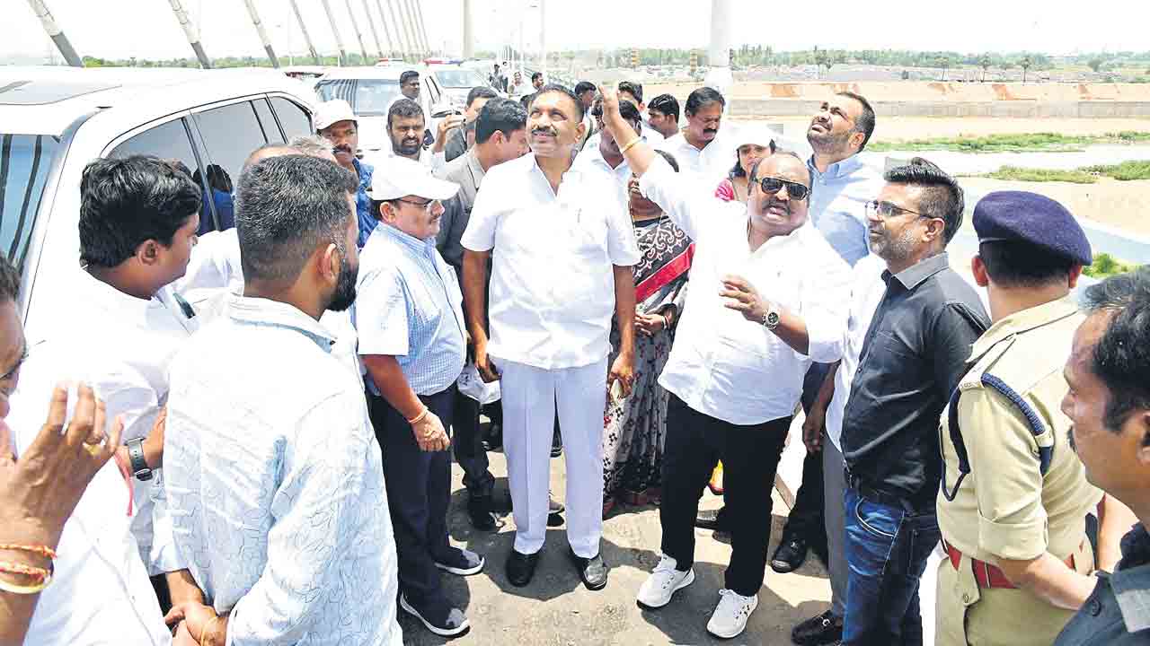 ప్రతిపక్షాలను నమ్మితే అంధకారమే..