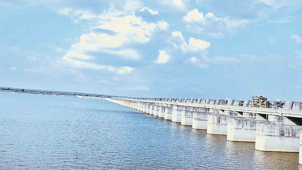 లక్ష్మీ బరాజ్‌లో నాలుగు గేట్ల ఎత్తివేత