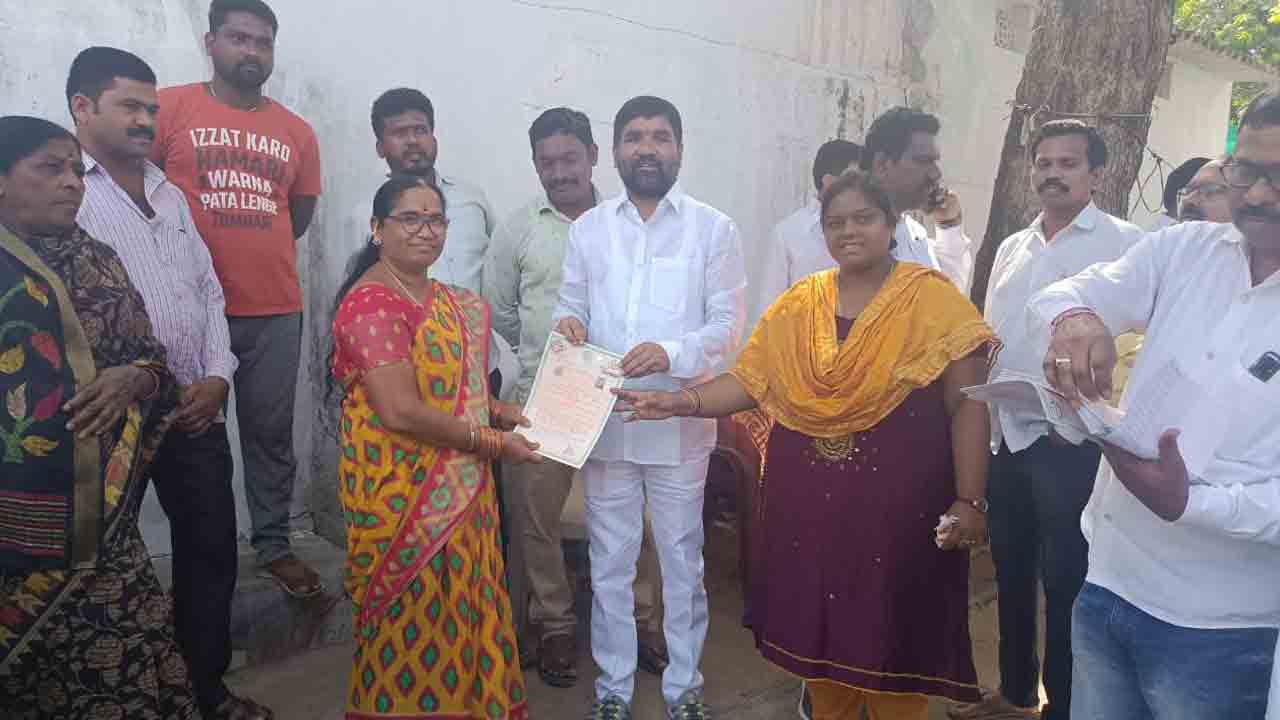 ఇంటింటికీ వెళ్లి.. పట్టాలందించి..