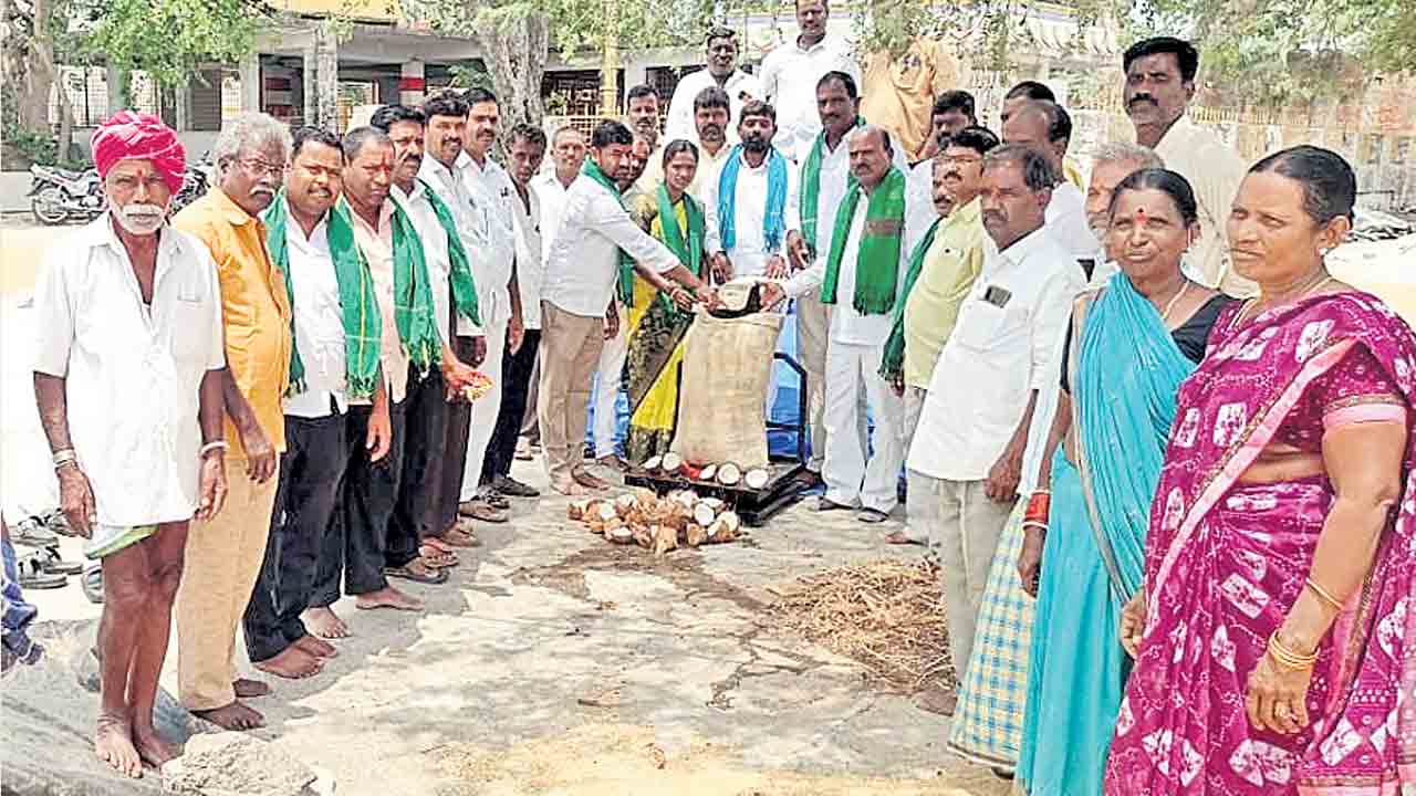 ధాన్యాన్ని ద‌ళారుల‌కు విక్ర‌యించొద్దు
