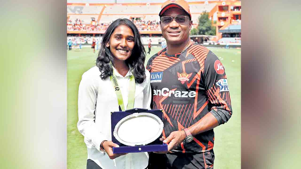 త్రిషకు సన్మానం