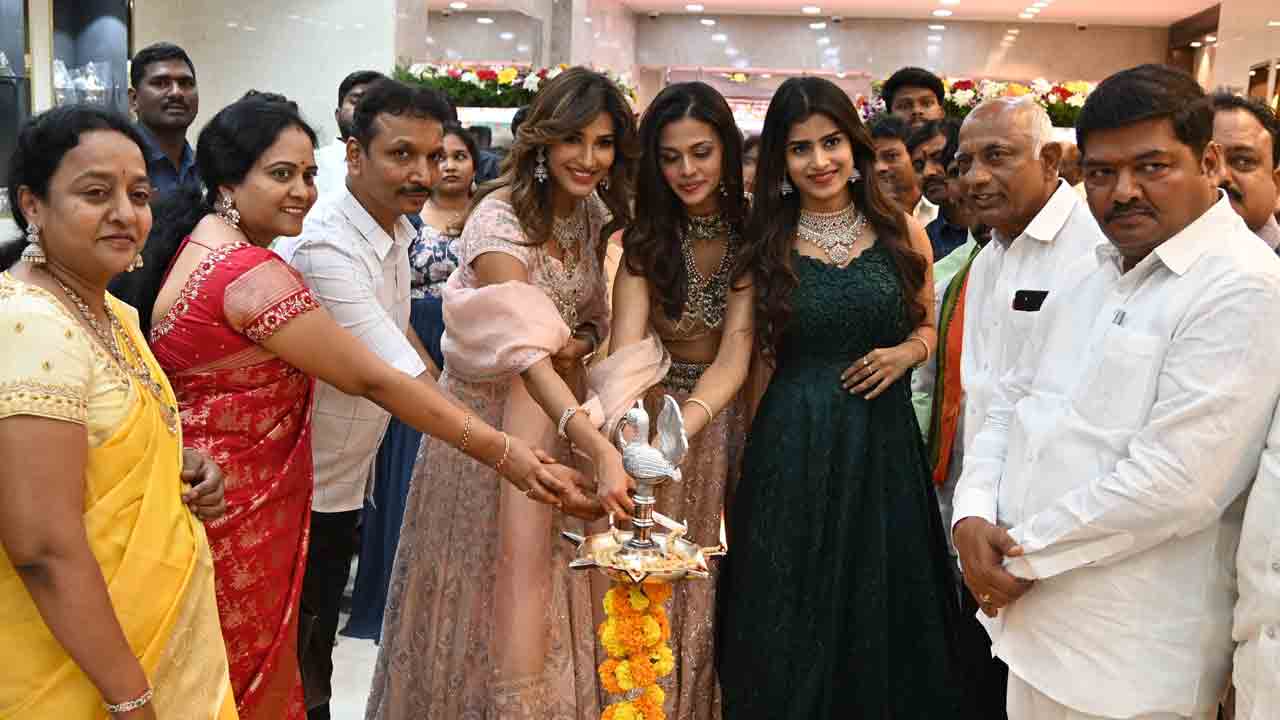 నగరంలో మోడల్స్‌ సందడి