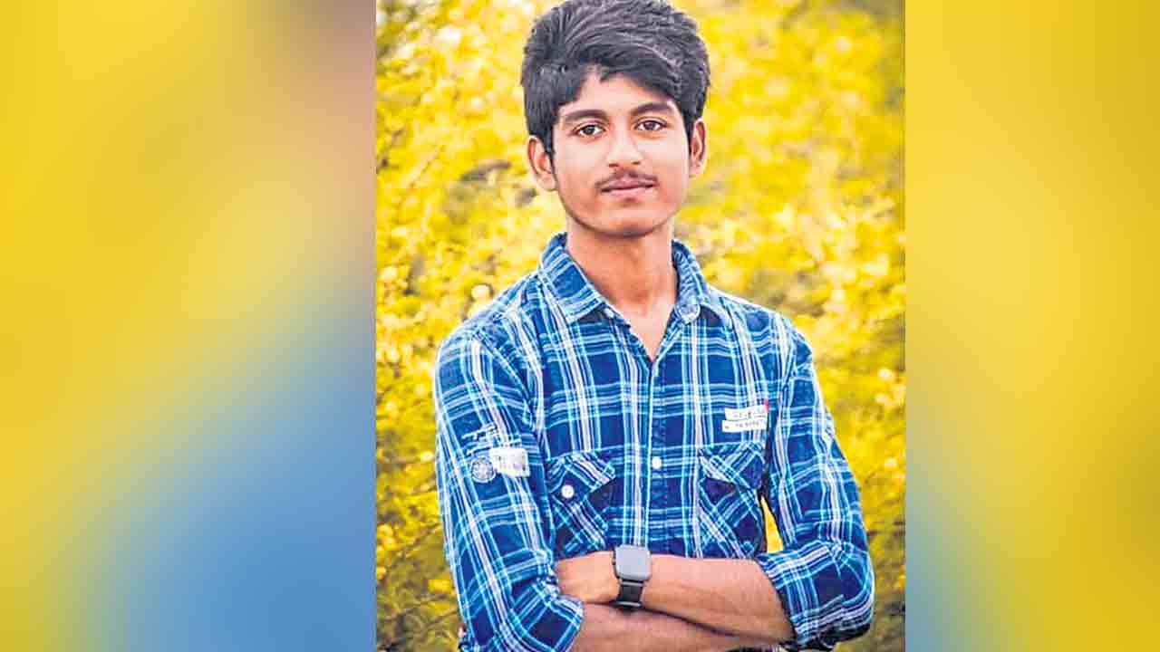 హార్వెస్టర్‌తో పొలం కోస్తుండగా ప్రమాదం