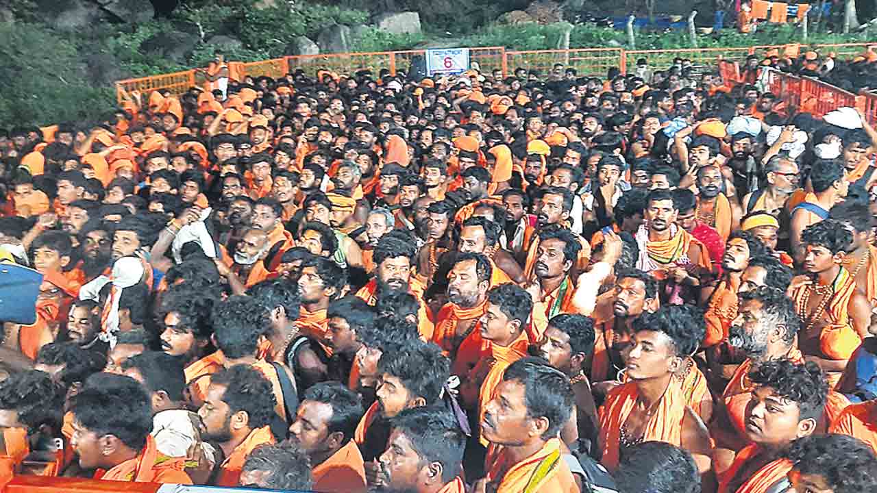 భక్తజనసంద్రంగా కొండగట్టు