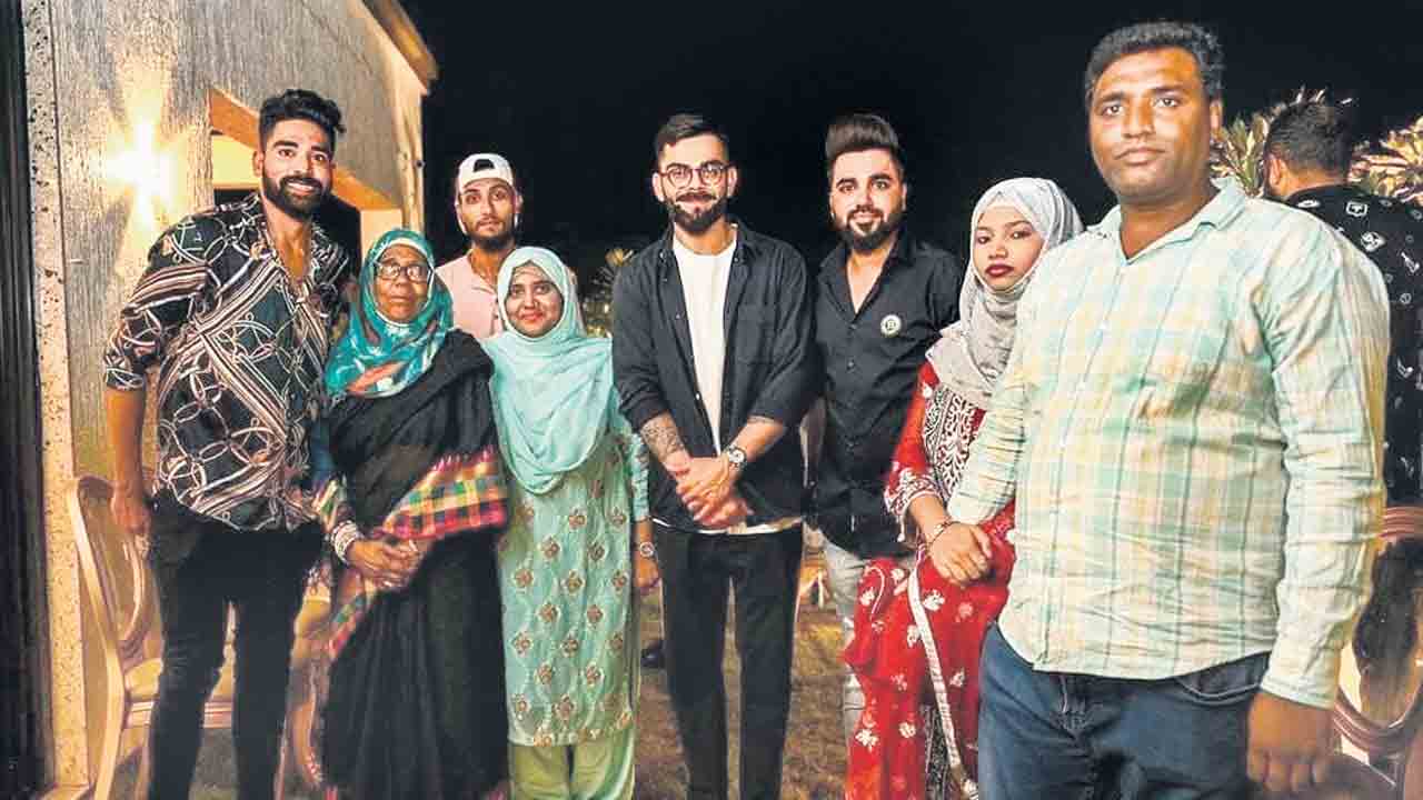 సిరాజ్‌ ఇంట ఆర్‌సీబీ సందడి