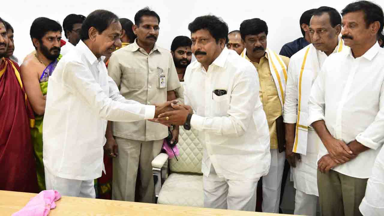 సీఎం కేసీఆర్‌తో జిల్లా నేతలు 