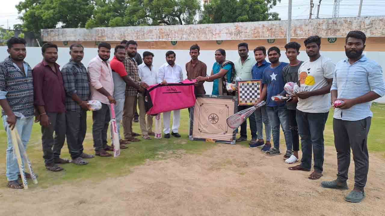 యువత అన్ని రంగాల్లో రాణించాలి