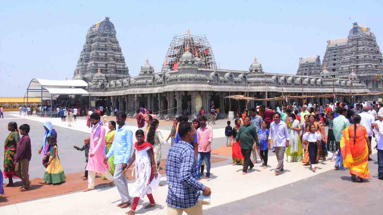 యాదగిరిక్షేత్రం భక్తజన సంద్రం