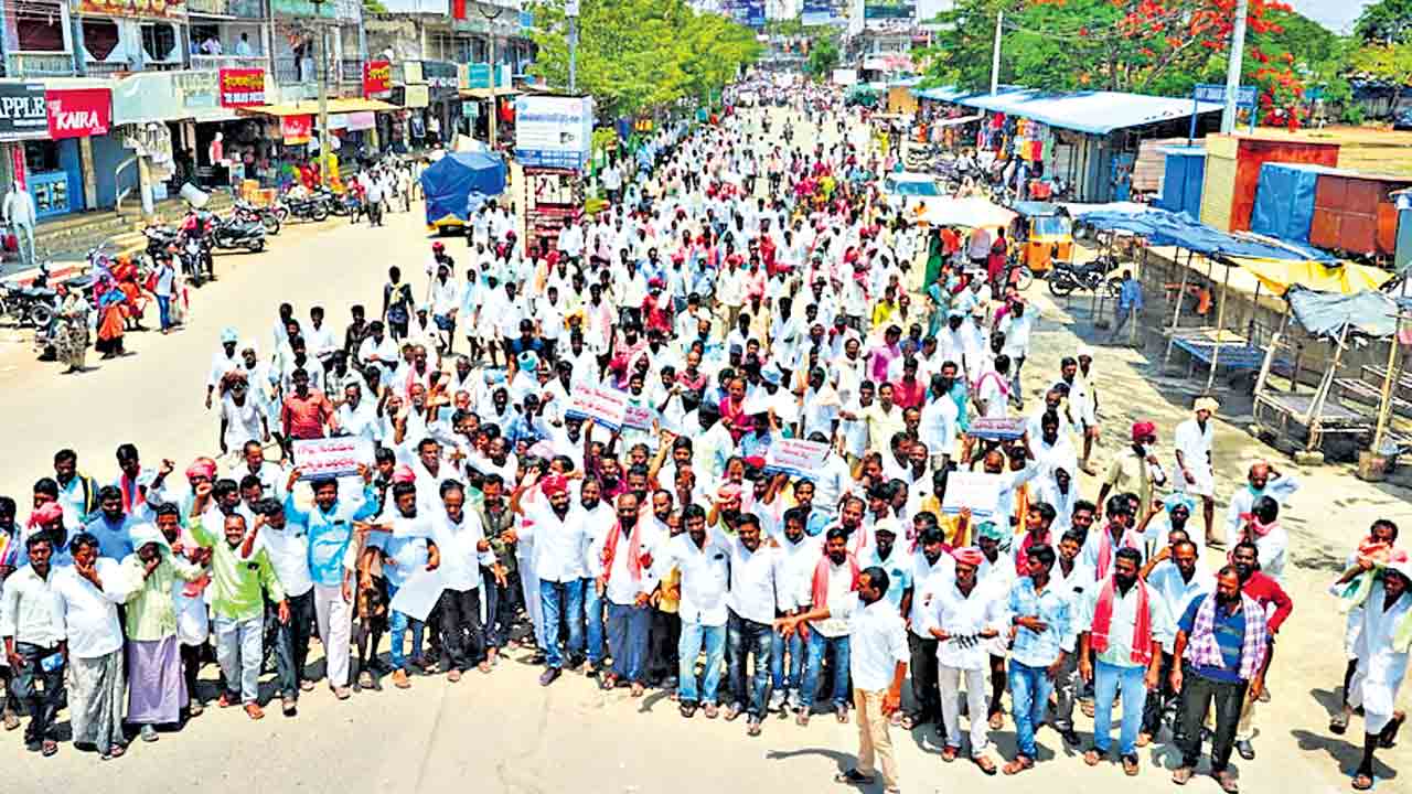 గొల్లకురుమల జోలికి వస్తే పాతరేస్తాం