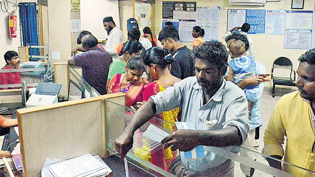 నోట్ల మార్పిడి సందడి