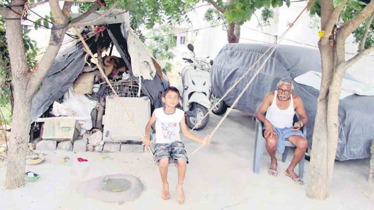 ఉయ్యాలలో హాయి హాయిగా..