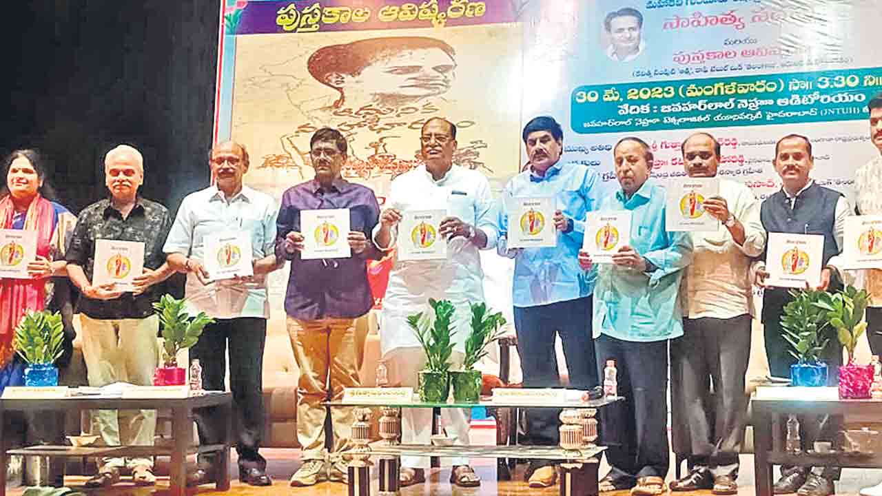 ఉద్యమంలో సాహిత్యానిది కీలకపాత్ర
