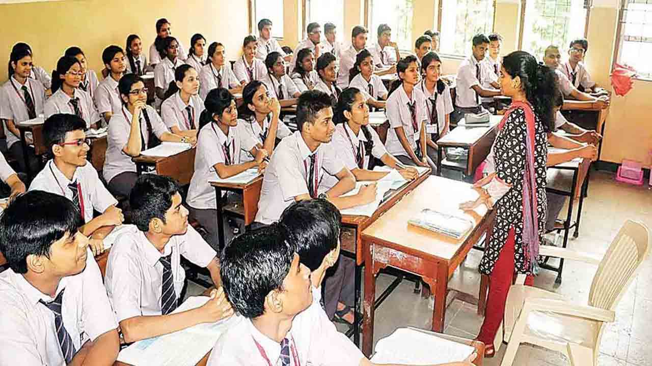 టీచర్ల బదిలీలు, పదోన్నతులు చేపట్టాలి