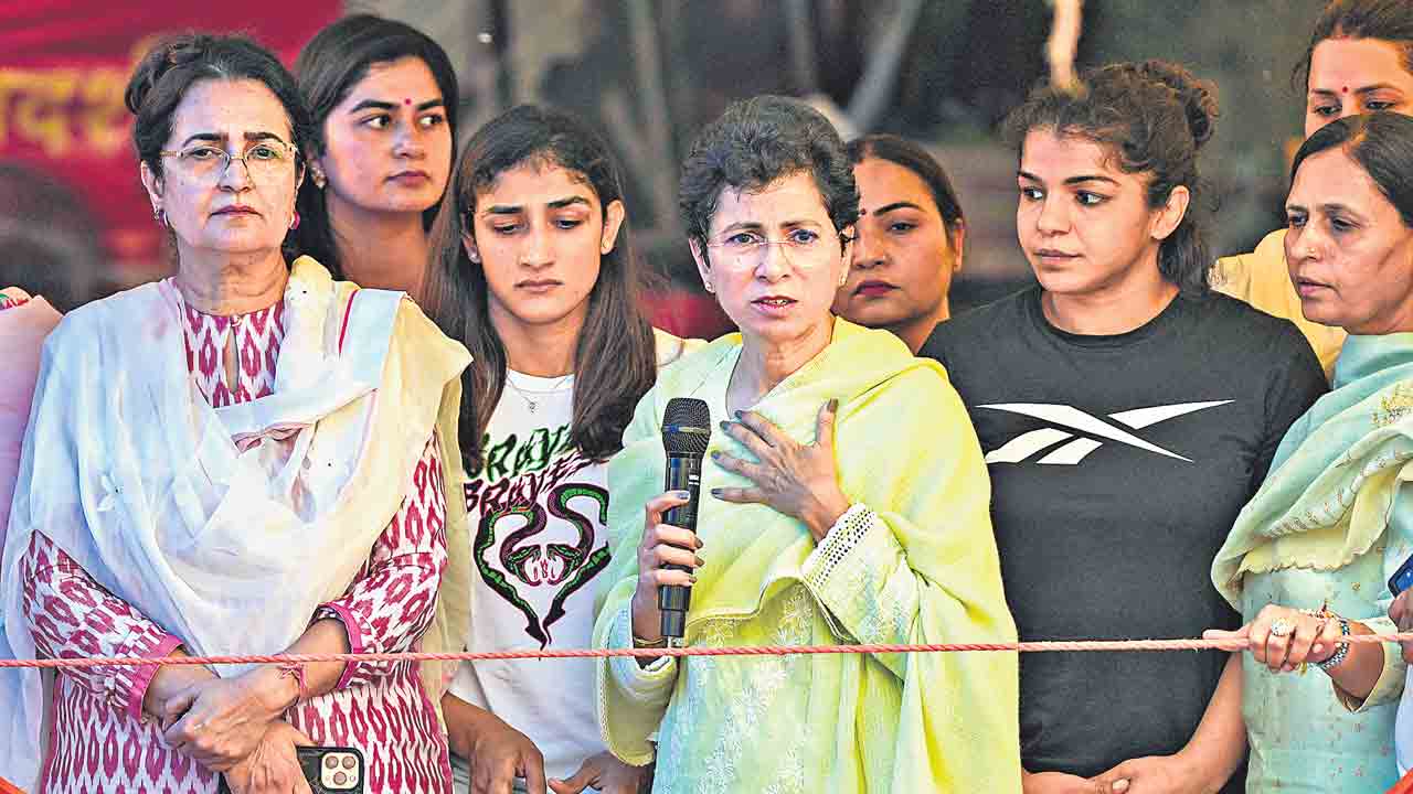 Wrestlers |  సడలని పోరాటం.. పరిస్థితులు ప్రతిబంధకంగా మారినా ముందుకుసాగుతున్న రెజ్లర్లు