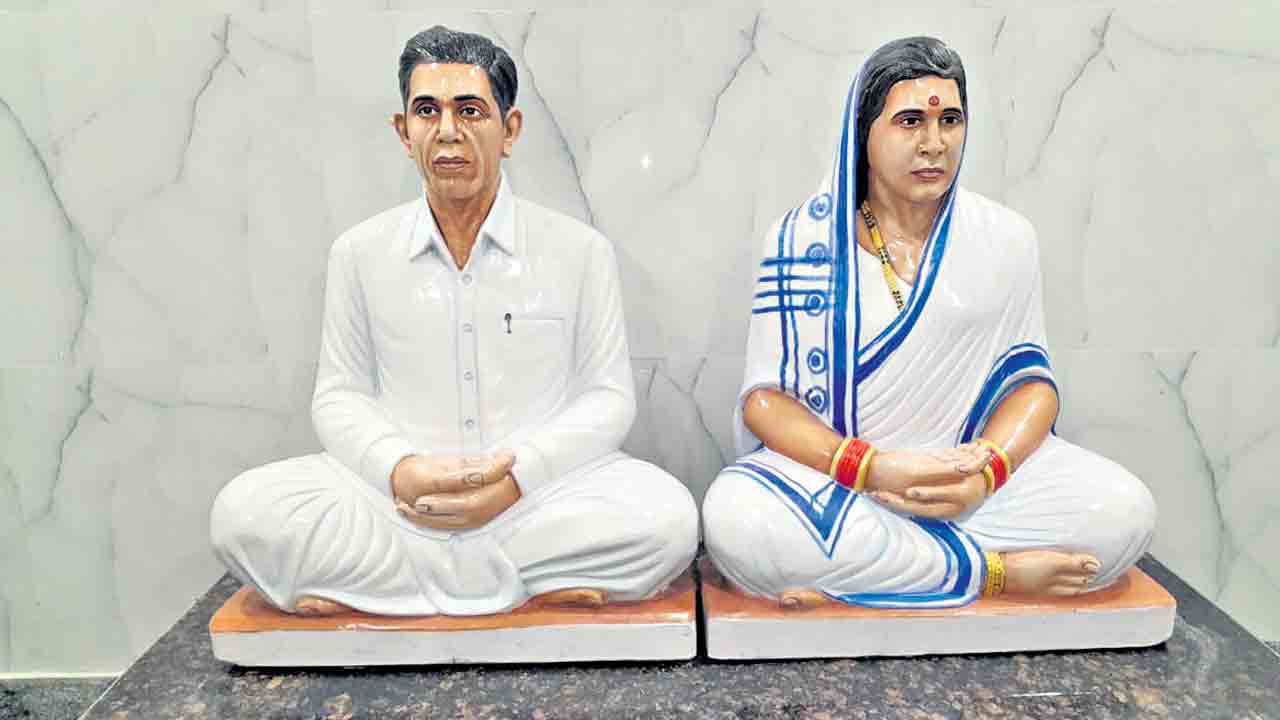 Narsapur |  మాతృ దేవోభవ పితృ దేవోభవ.. నర్సాపూర్‌లో స్వర్గస్తులైన తల్లిదండ్రులకు గుడి నిర్మిస్తున్న కొడుకు