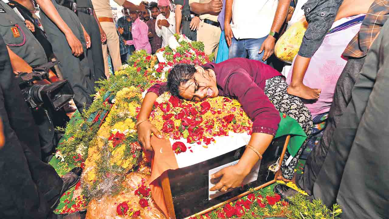 ఆర్మీ జవాన్‌కు అశ్రునివాళి