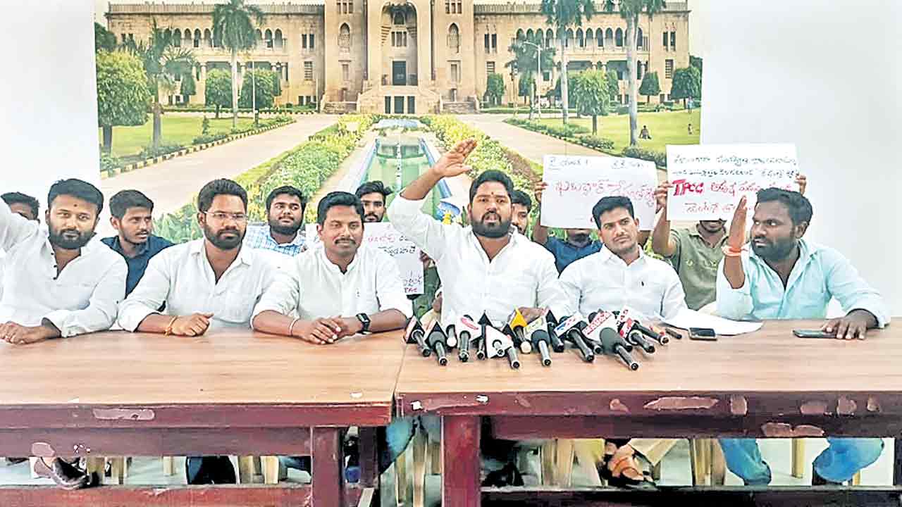 గొల్ల కురుమలకు రేవంత్‌రెడ్డి క్షమాపణ చెప్పాలి