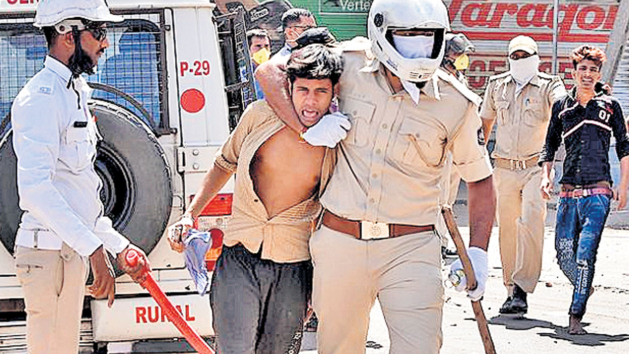 Human rights |  హక్కుల కార్యకర్తలను అణచివేయడంలో భారత్‌కు రెండో స్థానం