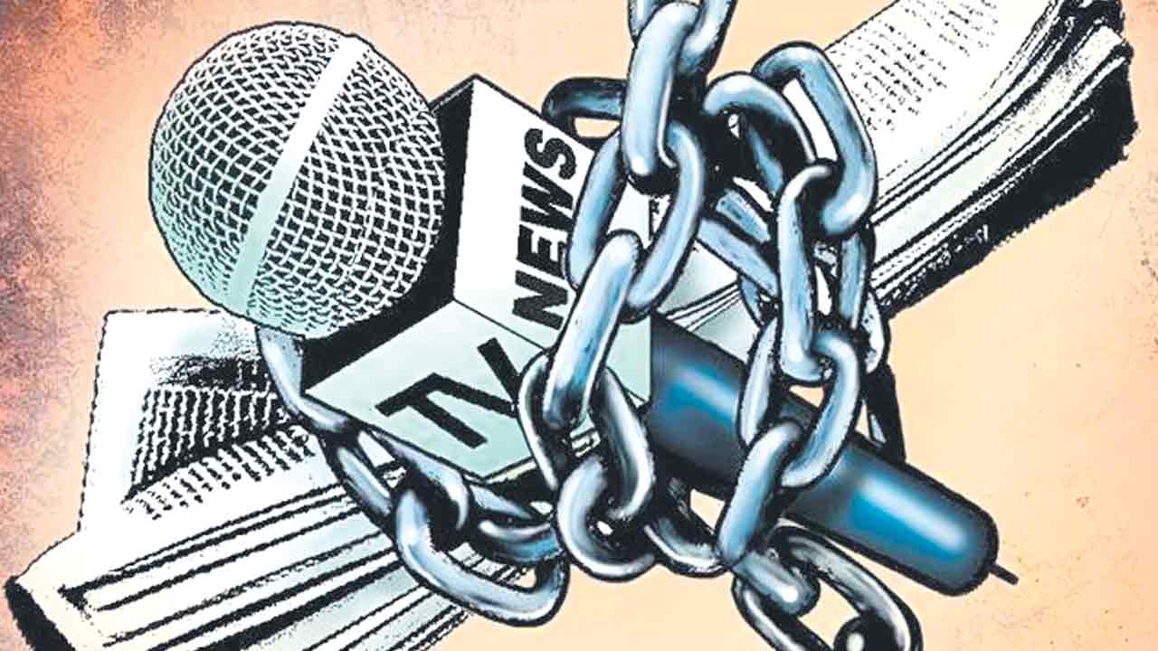 BJP |  మీడియా స్వేచ్ఛను హరిస్తున్న బీజేపీ.. జర్నలిస్టులపై దేశద్రోహం, ఉపా చట్టం కేసులు