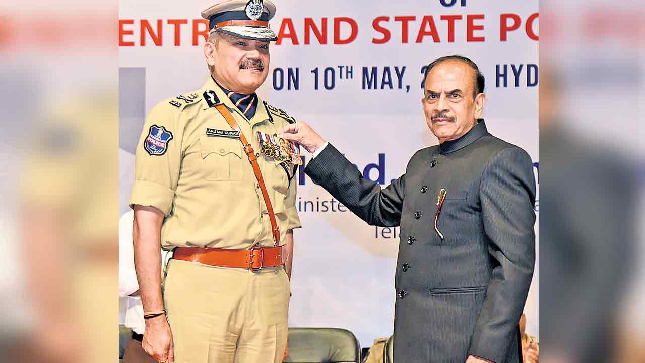 Telangana Police |  సూపర్‌ పోలీస్‌ మనమే.. 281 మందికి పోలీస్‌ మెడల్స్‌