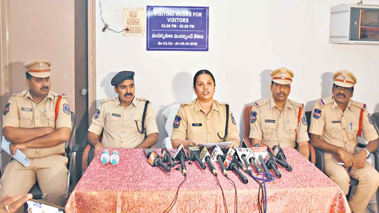 డబ్బులు చల్లి నగలు చోరీ