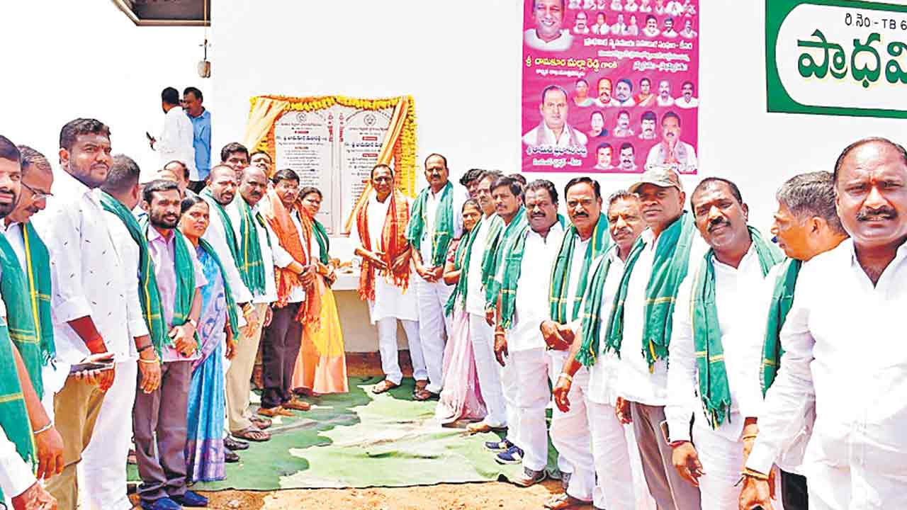 తడిసిన ధాన్యానికీ అదే ధర ఇస్తున్నాం..