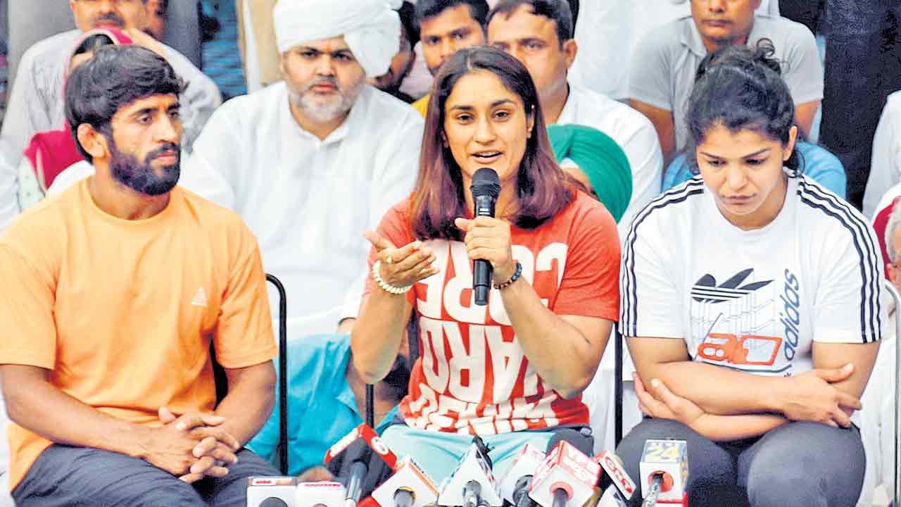పట్టు వదలని రెజ్లర్లు