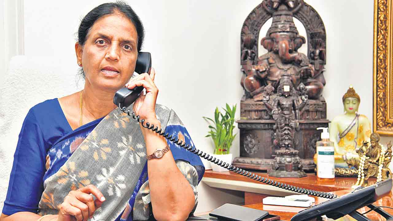 Sabitha Indra Reddy |  కలత చెంది విద్యార్థిని కాల్‌.. ఓదార్చిన మంత్రి సబిత