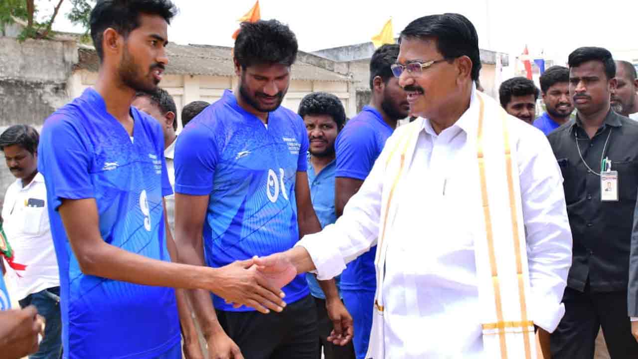 క్రీడల్లో ప్రావీణ్యం పెంచుకోవాలి