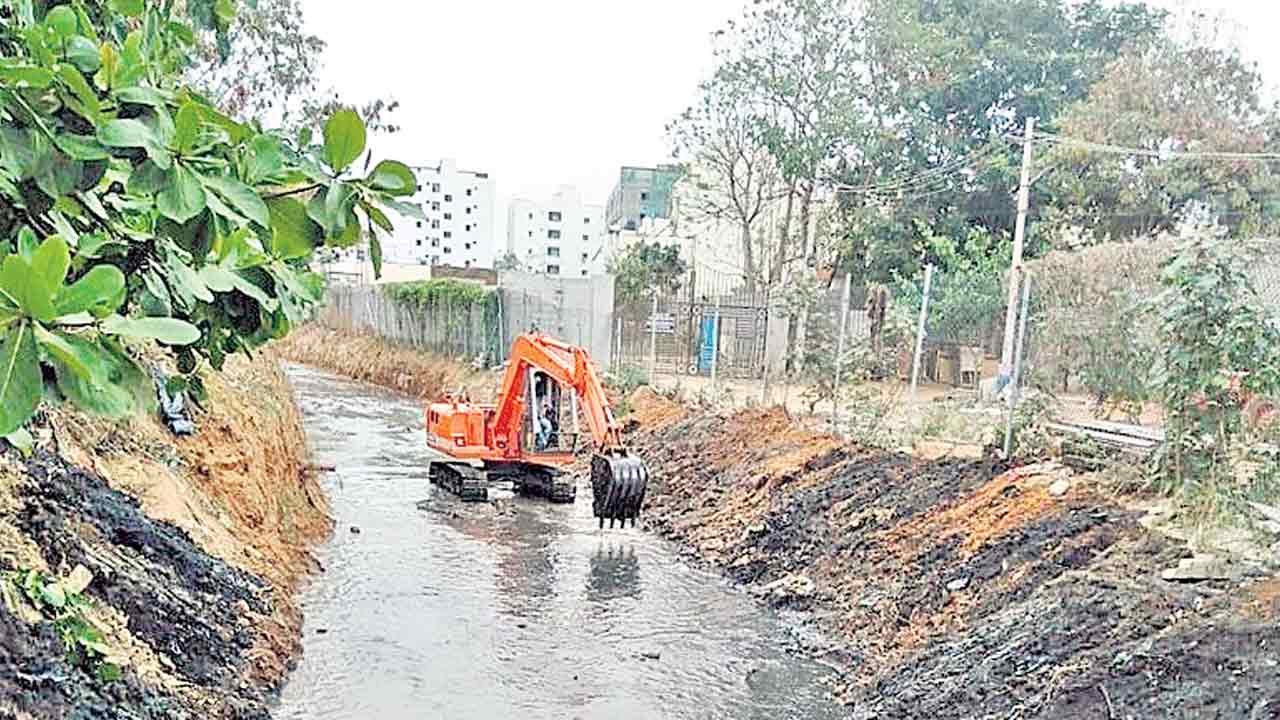 ముమ్మరంగా పూడికతీతలు..