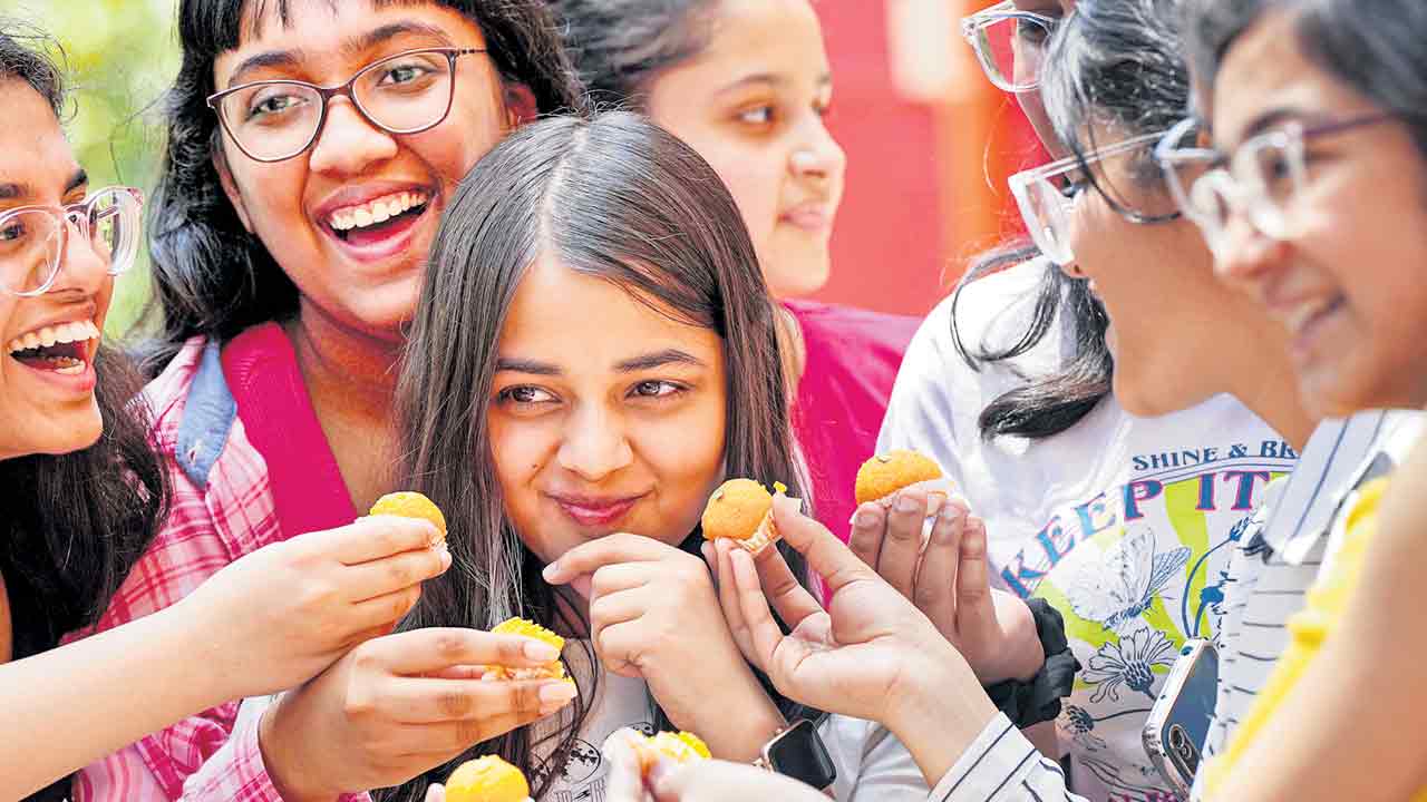 సీబీఎస్‌ఈ ఫలితాల్లో మెరిసిన బాలికలు