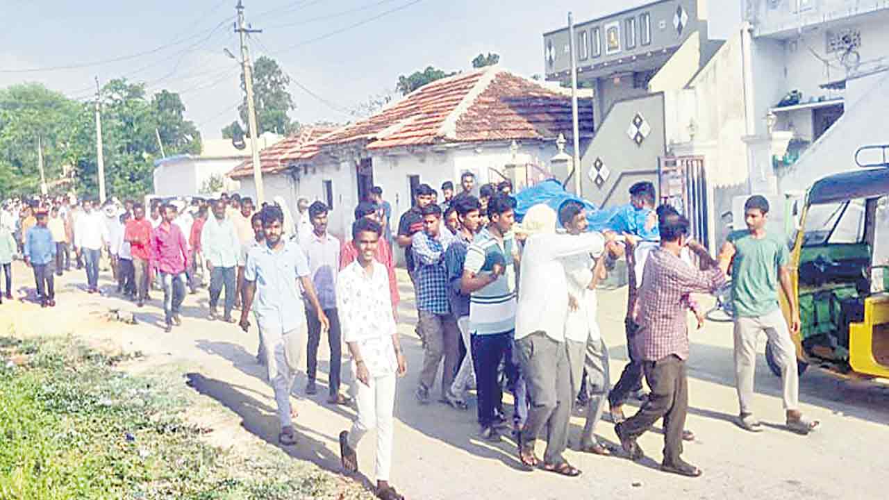 మృతదేహంతో బీజేపీ నేత ఇంటికి..