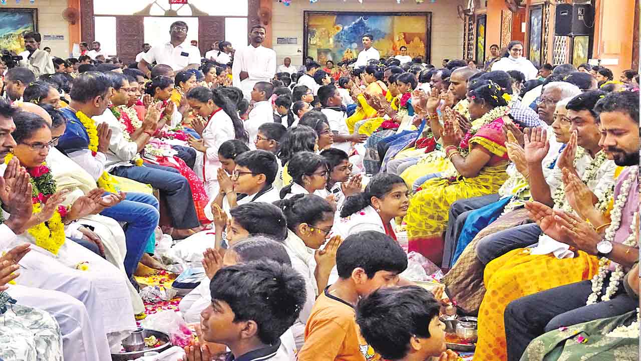 తల్లిదండ్రులు ప్రత్యక్ష దైవాలు