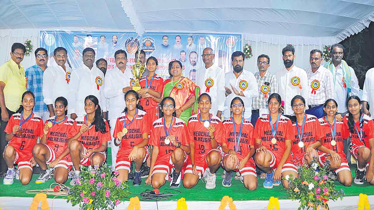 బాస్కెట్‌బాల్‌ ఓవరాల్‌ విజేత మేడ్చల్‌