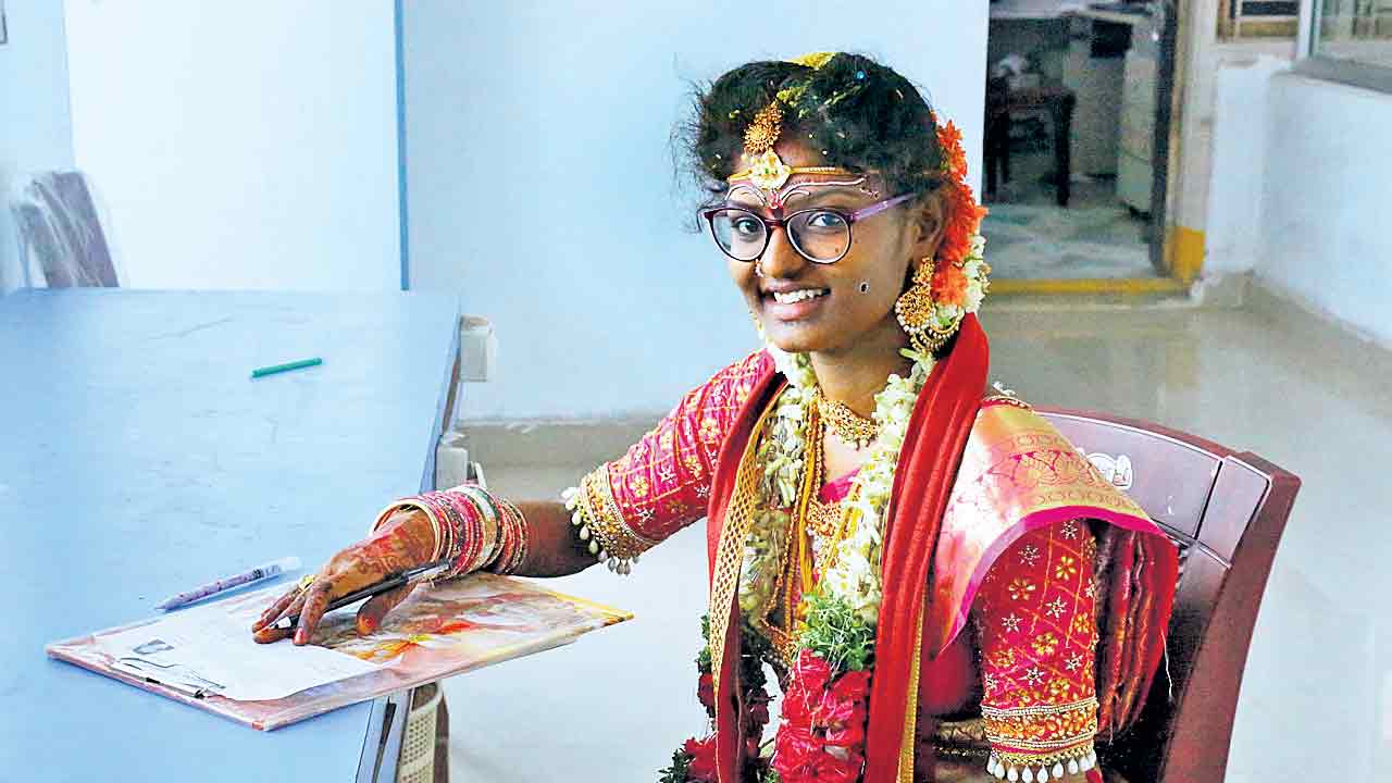 పెండ్లి పీటల నుంచి పరీక్షా కేంద్రానికి..