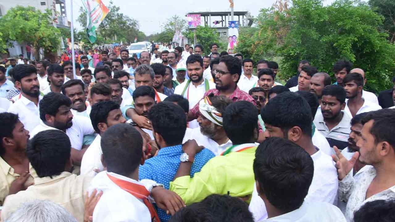Congress |  కలహాల కాంగ్రెస్‌.. భట్టి పాదయాత్రకు జనాదరణ కరువై డబ్బు పంపిణీ