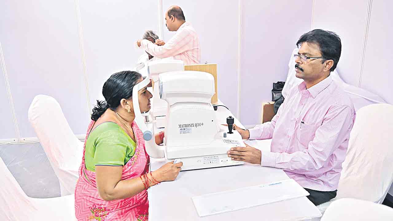 1.34 కోట్ల మందికి కంటి పరీక్షలు