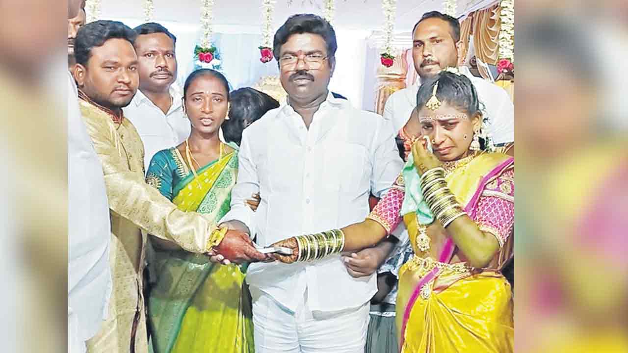 MLA Rasamayi Balakishan |  బైక్‌ కొనివ్వలేదని పెండ్లి ఆపిన వరుడు.. అప్పటికప్పుడు లక్ష నగదు అందజేసిన ఎమ్మెల్యే రసమయి బాలకిషన్‌