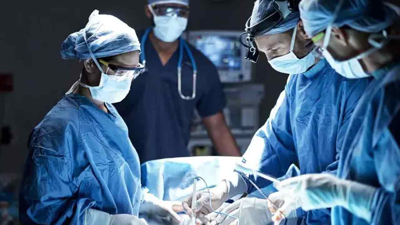 80 ఏండ్ల వృద్ధుడికి కిమ్స్‌లో అరుదైన శస్త్రచికిత్స