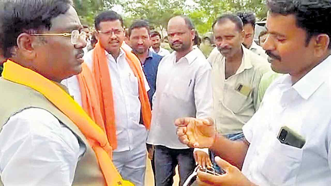 G. Vivek |  ఓ సారూ.. నువ్వెందుకొచ్చినవ్‌.. బీజేపీ నేత వివేక్‌ను నిలదీసిన రైతులు