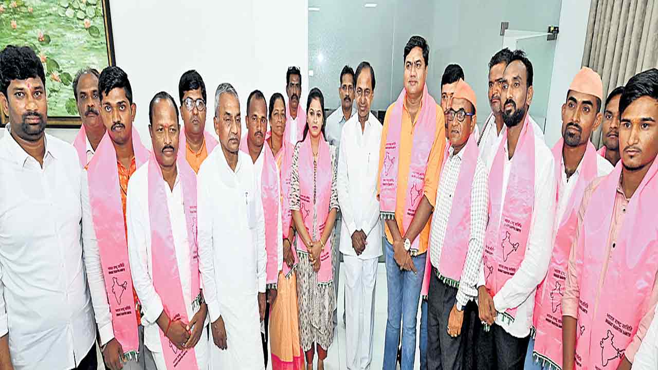 బీఆర్‌ఎస్‌లో ‘మహా’ చేరికలు