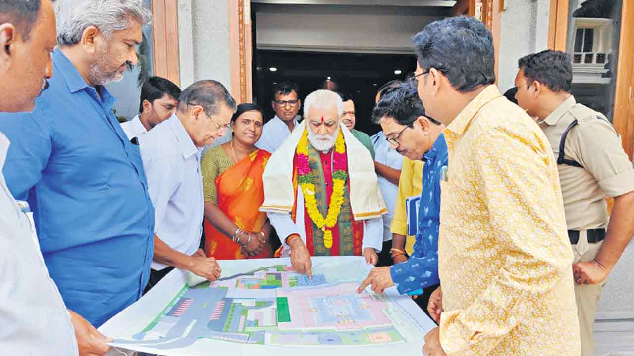 యాదగిరిగుట్ట పునర్నిర్మాణం అద్భుతం