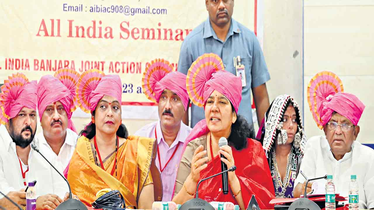 గిరిజన పక్షపాతి కేసీఆర్‌