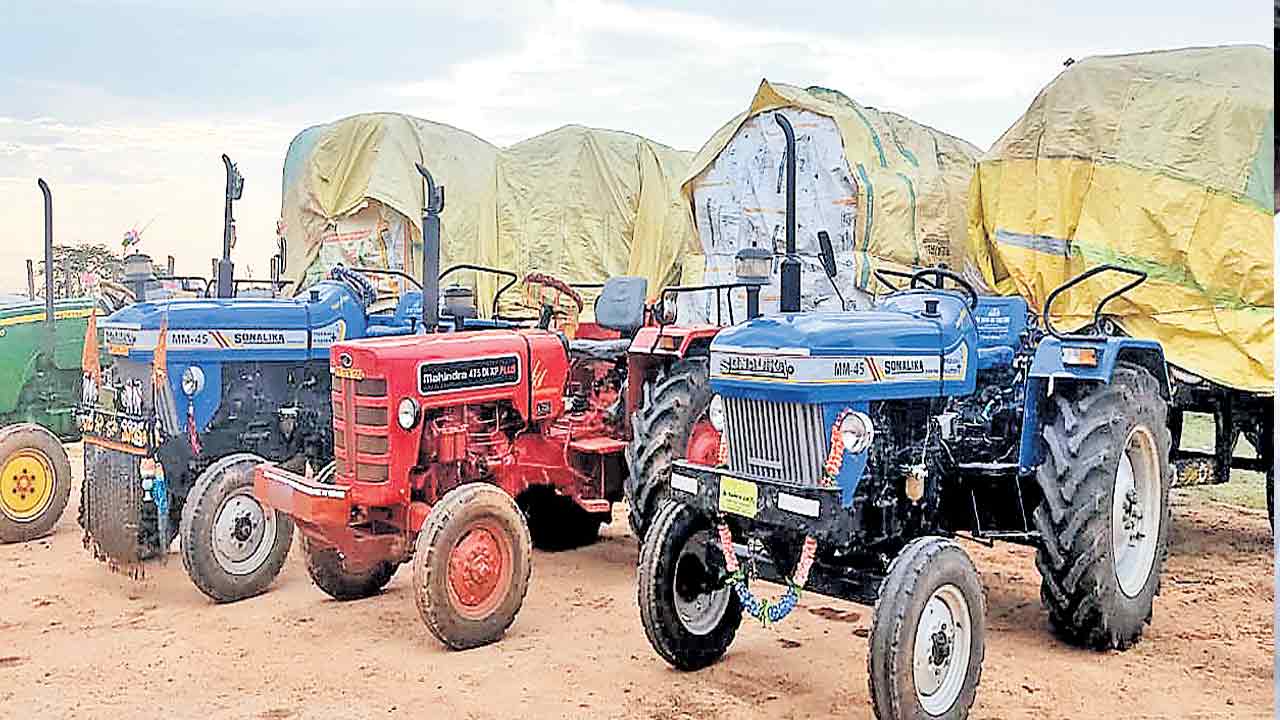 ధాన్యం రవాణాకు దళితబంధు ట్రాక్టర్లు