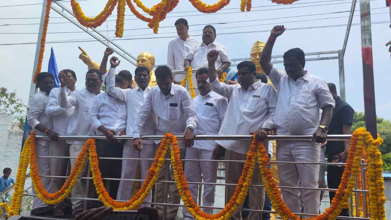 మహనీయుల ఆశయాలను కొనసాగించాలి