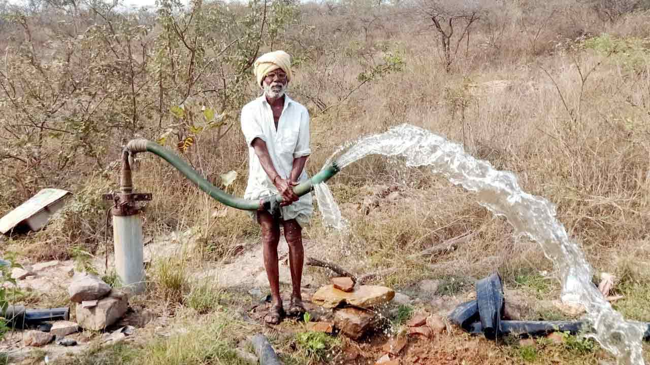 Ground water |  పెరిగిన భూగర్భజలాలు.. గుట్టలపై ఉప్పొంగుతున్న గంగమ్మ
