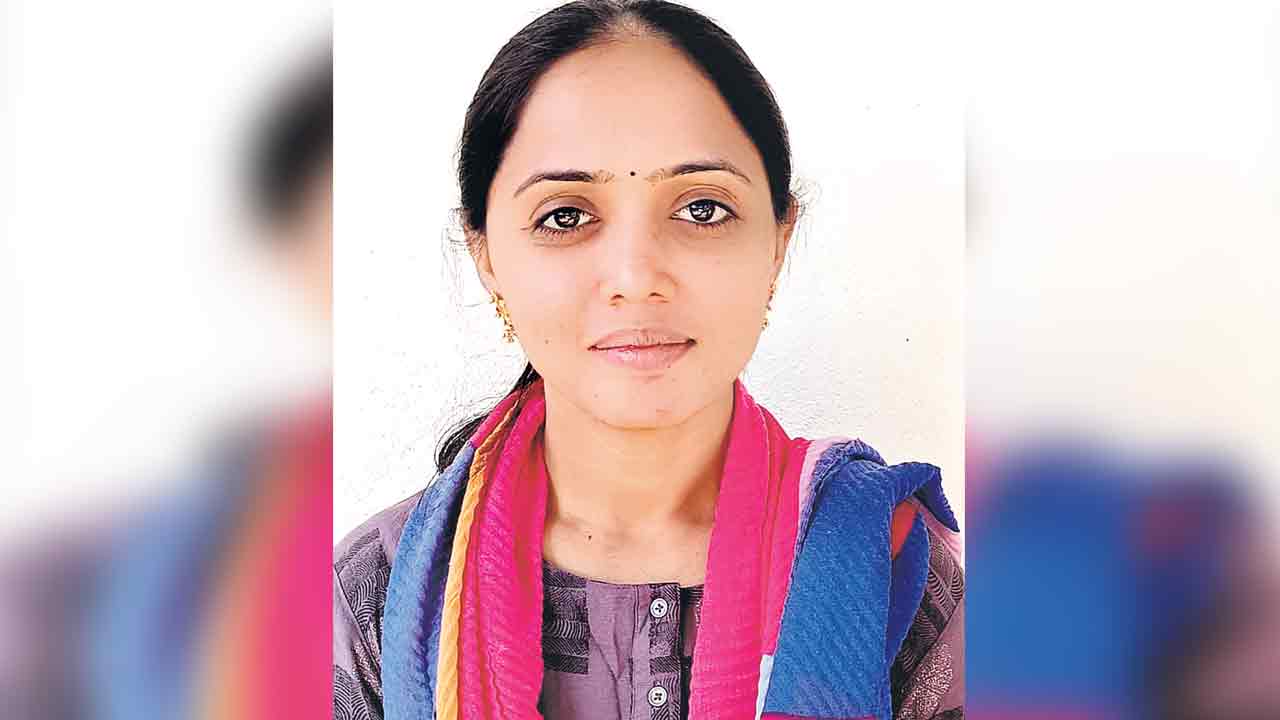 JPS |  భర్త వేధింపులు భరించలేక జేపీఎస్‌ ఆత్మహత్య.. సమ్మె కారణంగానే ఆత్మహత్య అంటూ తప్పుడు ప్రచారం